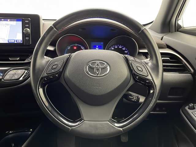トヨタ Ｃ－ＨＲ G 宮崎県 2017(平29)年 6.1万km ブラックマイカ 禁煙車/トヨタセーフティセンス/純正ナビTV/（NSZT-W66T/CD/Bluetooth/FMAM/フルセグTV)/純正バックカメラ/純正ビルトインETC/純正LEDオートライト/純正LEDフォグ/純正18インチアルミ/純正フロアマット/プリクラッシュセーフティ/アダプティブクルーズコントロール/レーンディパーチャーアラート/オートマチックハイビーム/クリアランスソナー/ブラインドスポットモニター/ウインカードアミラー/電子パーキング/オートホールド/オート電動格納ミラー/デュアルオートエアコン（ナノイー）/本革巻ハンドル/前席シートヒーター/ハーフレザーシート/スマートキー/プッシュエンジンスタート/新車時保証書/取扱い説明書