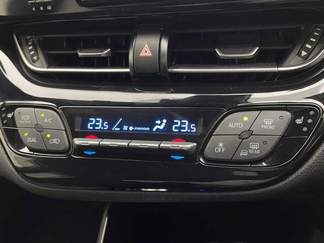 トヨタ Ｃ－ＨＲ G 宮崎県 2017(平29)年 6.1万km ブラックマイカ 禁煙車/トヨタセーフティセンス/純正ナビTV/（NSZT-W66T/CD/Bluetooth/FMAM/フルセグTV)/純正バックカメラ/純正ビルトインETC/純正LEDオートライト/純正LEDフォグ/純正18インチアルミ/純正フロアマット/プリクラッシュセーフティ/アダプティブクルーズコントロール/レーンディパーチャーアラート/オートマチックハイビーム/クリアランスソナー/ブラインドスポットモニター/ウインカードアミラー/電子パーキング/オートホールド/オート電動格納ミラー/デュアルオートエアコン（ナノイー）/本革巻ハンドル/前席シートヒーター/ハーフレザーシート/スマートキー/プッシュエンジンスタート/新車時保証書/取扱い説明書