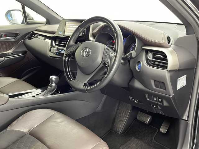 トヨタ Ｃ－ＨＲ G 宮崎県 2017(平29)年 6.1万km ブラックマイカ 禁煙車/トヨタセーフティセンス/純正ナビTV/（NSZT-W66T/CD/Bluetooth/FMAM/フルセグTV)/純正バックカメラ/純正ビルトインETC/純正LEDオートライト/純正LEDフォグ/純正18インチアルミ/純正フロアマット/プリクラッシュセーフティ/アダプティブクルーズコントロール/レーンディパーチャーアラート/オートマチックハイビーム/クリアランスソナー/ブラインドスポットモニター/ウインカードアミラー/電子パーキング/オートホールド/オート電動格納ミラー/デュアルオートエアコン（ナノイー）/本革巻ハンドル/前席シートヒーター/ハーフレザーシート/スマートキー/プッシュエンジンスタート/新車時保証書/取扱い説明書