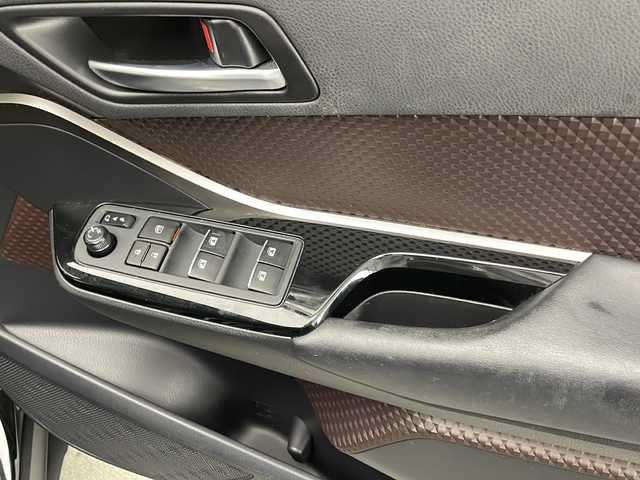 トヨタ Ｃ－ＨＲ G 宮崎県 2017(平29)年 6.1万km ブラックマイカ 禁煙車/トヨタセーフティセンス/純正ナビTV/（NSZT-W66T/CD/Bluetooth/FMAM/フルセグTV)/純正バックカメラ/純正ビルトインETC/純正LEDオートライト/純正LEDフォグ/純正18インチアルミ/純正フロアマット/プリクラッシュセーフティ/アダプティブクルーズコントロール/レーンディパーチャーアラート/オートマチックハイビーム/クリアランスソナー/ブラインドスポットモニター/ウインカードアミラー/電子パーキング/オートホールド/オート電動格納ミラー/デュアルオートエアコン（ナノイー）/本革巻ハンドル/前席シートヒーター/ハーフレザーシート/スマートキー/プッシュエンジンスタート/新車時保証書/取扱い説明書