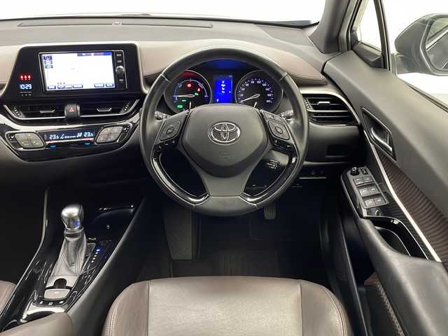 トヨタ Ｃ－ＨＲ G 宮崎県 2017(平29)年 6.1万km ブラックマイカ 禁煙車/トヨタセーフティセンス/純正ナビTV/（NSZT-W66T/CD/Bluetooth/FMAM/フルセグTV)/純正バックカメラ/純正ビルトインETC/純正LEDオートライト/純正LEDフォグ/純正18インチアルミ/純正フロアマット/プリクラッシュセーフティ/アダプティブクルーズコントロール/レーンディパーチャーアラート/オートマチックハイビーム/クリアランスソナー/ブラインドスポットモニター/ウインカードアミラー/電子パーキング/オートホールド/オート電動格納ミラー/デュアルオートエアコン（ナノイー）/本革巻ハンドル/前席シートヒーター/ハーフレザーシート/スマートキー/プッシュエンジンスタート/新車時保証書/取扱い説明書