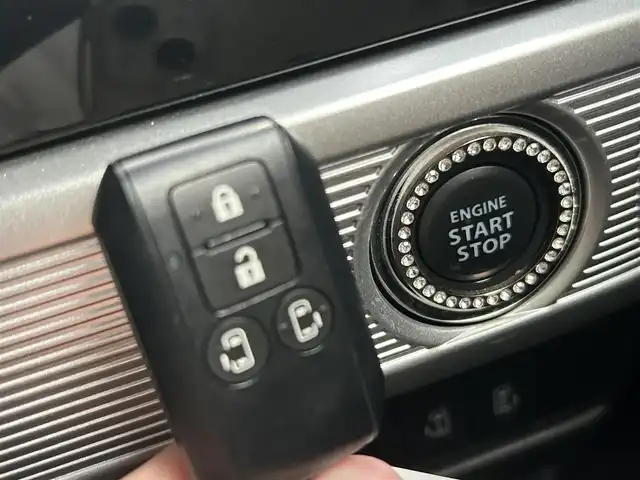 スズキ スペーシア カスタム HYBRID XS 埼玉県 2020(令2)年 10.4万km ブルーイッシュブラックパール3 ワンオーナー/スズキセーフティサポート/純正ナビ（フルセグTV/AM/FM/BT）/B/F/S/全方位カメラ/レーンキープアシスト/両側電動スライドドア/純正フロアマット/純正15インチアルミホイール/コーナーセンサー後/ハーフレザーシート/シートヒーター(D)/HUD/純正LEDヘッドライト/純正LEDフォグランプ/純正ドアバイザー/ビルトインETC/ドライブレコーダー（前）/革巻きステアリング/ステアリングスイッチ/アイドリングストップ機能/電動格納ミラー/ウィンカーミラー/スマートキー/プッシュスタートボタン/車両取扱説明書/保証書