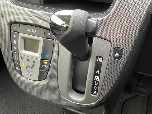 ダイハツ ムーヴ カスタム X LTD 静岡県 2013(平25)年 5.9万km ブライトシルバーメタリック 純正ナビ　/・ＴＶ/・CD再生　/・ＡＵＸ入力端子　/・ＵＳＢ入力端子　/プッシュスタート　/スマートキー　/ベンチシート　/フロアマット　/純正アルミホイール　/ＬＥＤオートライト