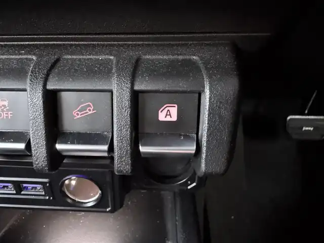 スズキ ジムニー シエラ JC 奈良県 2023(令5)年 1.8万km ジャングルグリーン carrozzeriaディスプレイオーディオ/（BT/AppleCarPlay/AndroidAut）/レーダークルズコントロール/バックカメラ/衝突軽減システム/レーンキープアシスト/前席シートヒーター/ルーフキャリア/デジタルインナーミラー/ステアリングスイッチ/LEDヘッドライト/オートライト/ヘッドライトウォッシャー/ETC/前後ドライブレコーダー/純正15インチAW/保証書/取り扱い説明書/スペアキーX1