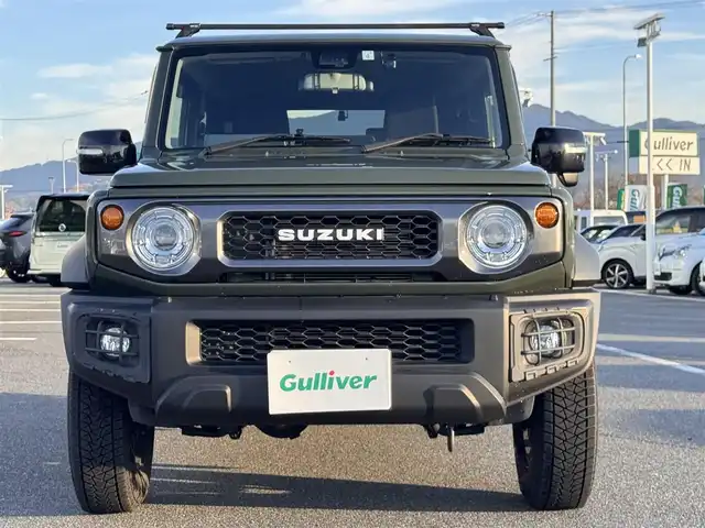 スズキ ジムニー シエラ JC 奈良県 2023(令5)年 1.8万km ジャングルグリーン carrozzeriaディスプレイオーディオ/（BT/AppleCarPlay/AndroidAut）/レーダークルズコントロール/バックカメラ/衝突軽減システム/レーンキープアシスト/前席シートヒーター/ルーフキャリア/デジタルインナーミラー/ステアリングスイッチ/LEDヘッドライト/オートライト/ヘッドライトウォッシャー/ETC/前後ドライブレコーダー/純正15インチAW/保証書/取り扱い説明書/スペアキーX1