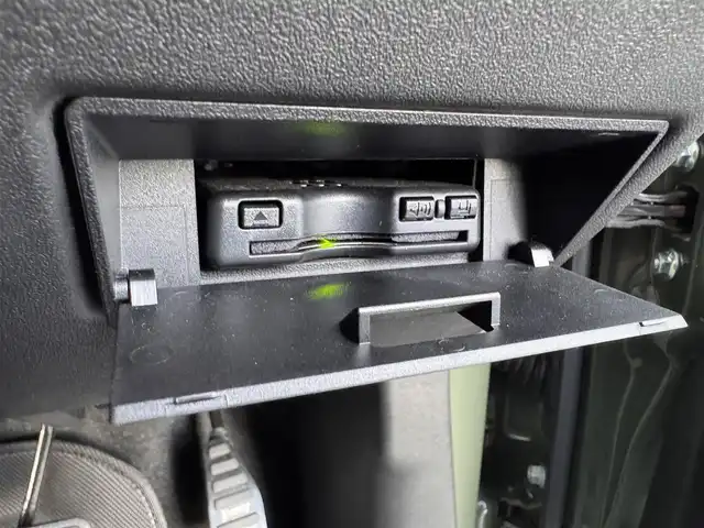 スズキ ジムニー シエラ JC 奈良県 2023(令5)年 1.8万km ジャングルグリーン carrozzeriaディスプレイオーディオ/（BT/AppleCarPlay/AndroidAut）/レーダークルズコントロール/バックカメラ/衝突軽減システム/レーンキープアシスト/前席シートヒーター/ルーフキャリア/デジタルインナーミラー/ステアリングスイッチ/LEDヘッドライト/オートライト/ヘッドライトウォッシャー/ETC/前後ドライブレコーダー/純正15インチAW/保証書/取り扱い説明書/スペアキーX1