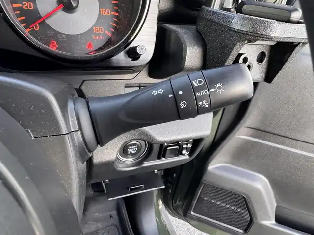 スズキ ジムニー シエラ JC 奈良県 2023(令5)年 1.8万km ジャングルグリーン carrozzeriaディスプレイオーディオ/（BT/AppleCarPlay/AndroidAut）/レーダークルズコントロール/バックカメラ/衝突軽減システム/レーンキープアシスト/前席シートヒーター/ルーフキャリア/デジタルインナーミラー/ステアリングスイッチ/LEDヘッドライト/オートライト/ヘッドライトウォッシャー/ETC/前後ドライブレコーダー/純正15インチAW/保証書/取り扱い説明書/スペアキーX1