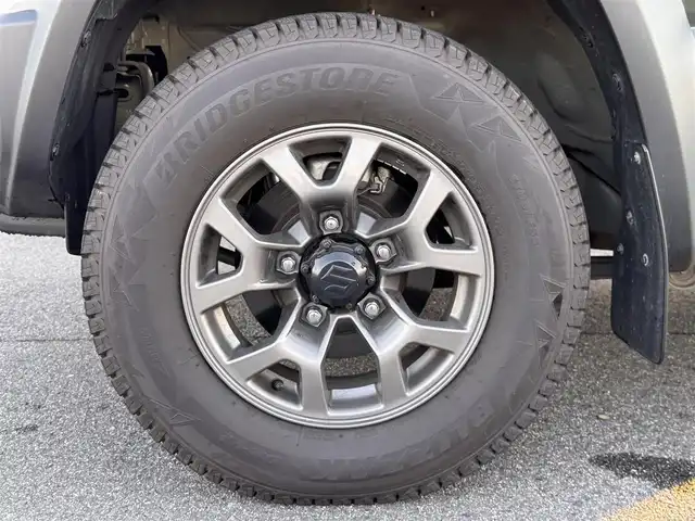 スズキ ジムニー シエラ JC 奈良県 2023(令5)年 1.8万km ジャングルグリーン carrozzeriaディスプレイオーディオ/（BT/AppleCarPlay/AndroidAut）/レーダークルズコントロール/バックカメラ/衝突軽減システム/レーンキープアシスト/前席シートヒーター/ルーフキャリア/デジタルインナーミラー/ステアリングスイッチ/LEDヘッドライト/オートライト/ヘッドライトウォッシャー/ETC/前後ドライブレコーダー/純正15インチAW/保証書/取り扱い説明書/スペアキーX1