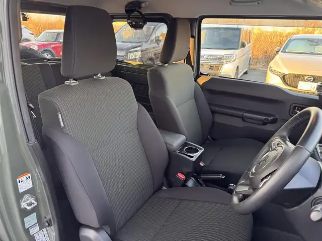 スズキ ジムニー シエラ JC 奈良県 2023(令5)年 1.8万km ジャングルグリーン carrozzeriaディスプレイオーディオ/（BT/AppleCarPlay/AndroidAut）/レーダークルズコントロール/バックカメラ/衝突軽減システム/レーンキープアシスト/前席シートヒーター/ルーフキャリア/デジタルインナーミラー/ステアリングスイッチ/LEDヘッドライト/オートライト/ヘッドライトウォッシャー/ETC/前後ドライブレコーダー/純正15インチAW/保証書/取り扱い説明書/スペアキーX1