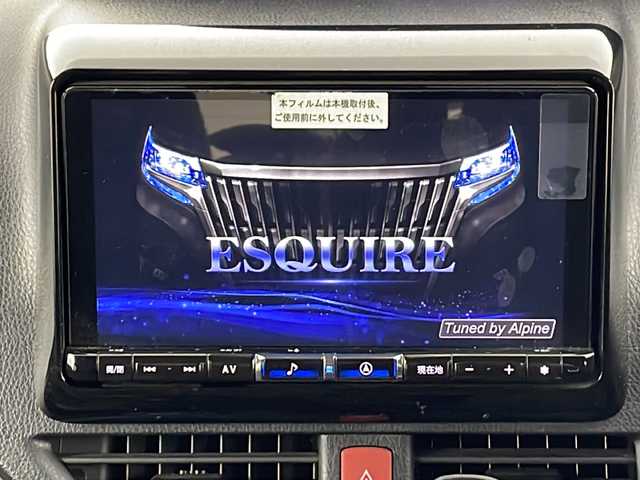 トヨタ エスクァイア Gi 熊本県 2021(令3)年 4.1万km ホワイトパールクリスタルシャイン ・社外ALPINEナビＤＴＶ（Ｘ９ＮＸ）/・CD/DVD/SD/BT/USB/フルセグ/・バックカメラ/・ALPINEフリップダウンモニター/・両側パワースライドア/・合皮シート/・シートヒーター/・ビルトインETC/・ウッドコンビハンドル/・LEDライト/・オートライト/・オートＨビーム/・フォグ/・コーナーセンサー/・トヨタセーフティセンス/・プリクラッシュセーフティシステム/・レーンディパーチャーアラート/・アダプティブハイビームシステム/・ドアバイザー/・スマートキー/・スペアキー×１