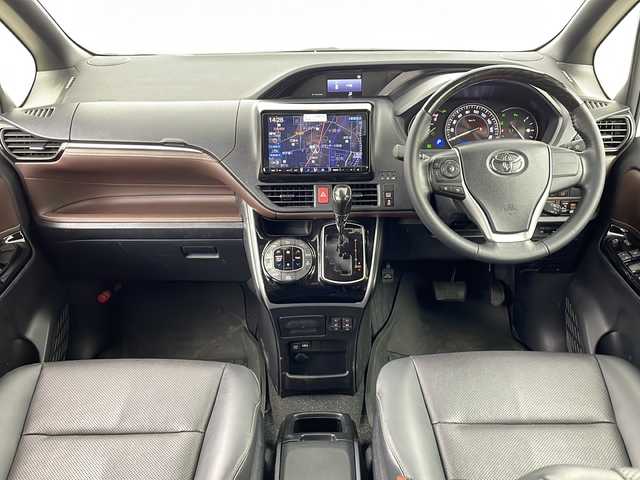 トヨタ エスクァイア Gi 熊本県 2021(令3)年 4.1万km ホワイトパールクリスタルシャイン ・社外ALPINEナビＤＴＶ（Ｘ９ＮＸ）/・CD/DVD/SD/BT/USB/フルセグ/・バックカメラ/・ALPINEフリップダウンモニター/・両側パワースライドア/・合皮シート/・シートヒーター/・ビルトインETC/・ウッドコンビハンドル/・LEDライト/・オートライト/・オートＨビーム/・フォグ/・コーナーセンサー/・トヨタセーフティセンス/・プリクラッシュセーフティシステム/・レーンディパーチャーアラート/・アダプティブハイビームシステム/・ドアバイザー/・スマートキー/・スペアキー×１