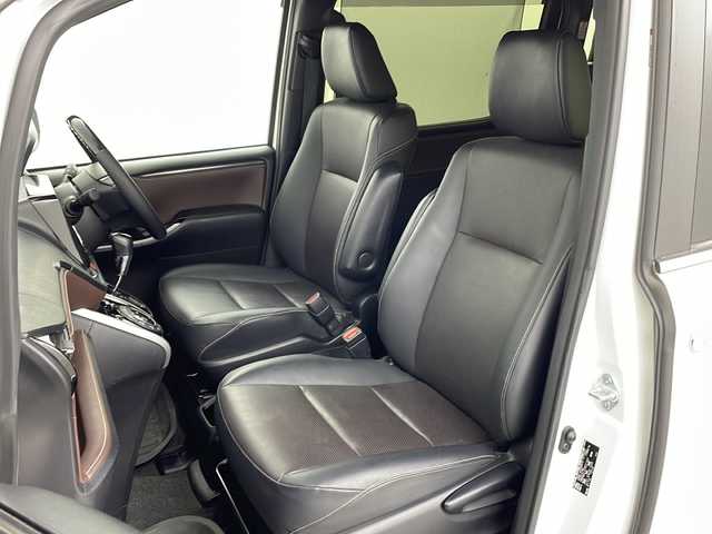 トヨタ エスクァイア Gi 熊本県 2021(令3)年 4.1万km ホワイトパールクリスタルシャイン ・社外ALPINEナビＤＴＶ（Ｘ９ＮＸ）/・CD/DVD/SD/BT/USB/フルセグ/・バックカメラ/・ALPINEフリップダウンモニター/・両側パワースライドア/・合皮シート/・シートヒーター/・ビルトインETC/・ウッドコンビハンドル/・LEDライト/・オートライト/・オートＨビーム/・フォグ/・コーナーセンサー/・トヨタセーフティセンス/・プリクラッシュセーフティシステム/・レーンディパーチャーアラート/・アダプティブハイビームシステム/・ドアバイザー/・スマートキー/・スペアキー×１