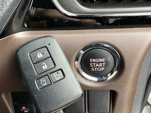 トヨタ エスクァイア Gi 熊本県 2021(令3)年 4.1万km ホワイトパールクリスタルシャイン ・社外ALPINEナビＤＴＶ（Ｘ９ＮＸ）/・CD/DVD/SD/BT/USB/フルセグ/・バックカメラ/・ALPINEフリップダウンモニター/・両側パワースライドア/・合皮シート/・シートヒーター/・ビルトインETC/・ウッドコンビハンドル/・LEDライト/・オートライト/・オートＨビーム/・フォグ/・コーナーセンサー/・トヨタセーフティセンス/・プリクラッシュセーフティシステム/・レーンディパーチャーアラート/・アダプティブハイビームシステム/・ドアバイザー/・スマートキー/・スペアキー×１