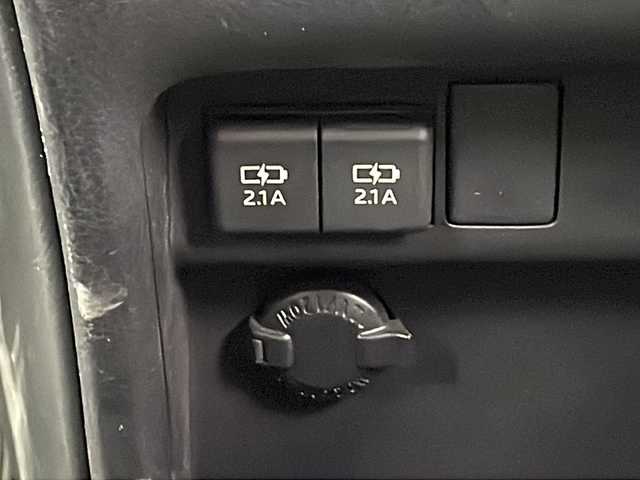 トヨタ エスクァイア Gi 熊本県 2021(令3)年 4.1万km ホワイトパールクリスタルシャイン ・社外ALPINEナビＤＴＶ（Ｘ９ＮＸ）/・CD/DVD/SD/BT/USB/フルセグ/・バックカメラ/・ALPINEフリップダウンモニター/・両側パワースライドア/・合皮シート/・シートヒーター/・ビルトインETC/・ウッドコンビハンドル/・LEDライト/・オートライト/・オートＨビーム/・フォグ/・コーナーセンサー/・トヨタセーフティセンス/・プリクラッシュセーフティシステム/・レーンディパーチャーアラート/・アダプティブハイビームシステム/・ドアバイザー/・スマートキー/・スペアキー×１