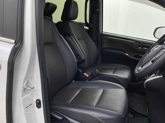 トヨタ エスクァイア Gi 熊本県 2021(令3)年 4.1万km ホワイトパールクリスタルシャイン ・社外ALPINEナビＤＴＶ（Ｘ９ＮＸ）/・CD/DVD/SD/BT/USB/フルセグ/・バックカメラ/・ALPINEフリップダウンモニター/・両側パワースライドア/・合皮シート/・シートヒーター/・ビルトインETC/・ウッドコンビハンドル/・LEDライト/・オートライト/・オートＨビーム/・フォグ/・コーナーセンサー/・トヨタセーフティセンス/・プリクラッシュセーフティシステム/・レーンディパーチャーアラート/・アダプティブハイビームシステム/・ドアバイザー/・スマートキー/・スペアキー×１