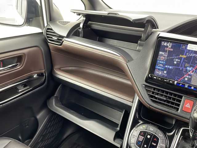 トヨタ エスクァイア Gi 熊本県 2021(令3)年 4.1万km ホワイトパールクリスタルシャイン ・社外ALPINEナビＤＴＶ（Ｘ９ＮＸ）/・CD/DVD/SD/BT/USB/フルセグ/・バックカメラ/・ALPINEフリップダウンモニター/・両側パワースライドア/・合皮シート/・シートヒーター/・ビルトインETC/・ウッドコンビハンドル/・LEDライト/・オートライト/・オートＨビーム/・フォグ/・コーナーセンサー/・トヨタセーフティセンス/・プリクラッシュセーフティシステム/・レーンディパーチャーアラート/・アダプティブハイビームシステム/・ドアバイザー/・スマートキー/・スペアキー×１