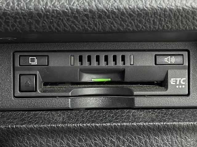 トヨタ エスクァイア Gi 熊本県 2021(令3)年 4.1万km ホワイトパールクリスタルシャイン ・社外ALPINEナビＤＴＶ（Ｘ９ＮＸ）/・CD/DVD/SD/BT/USB/フルセグ/・バックカメラ/・ALPINEフリップダウンモニター/・両側パワースライドア/・合皮シート/・シートヒーター/・ビルトインETC/・ウッドコンビハンドル/・LEDライト/・オートライト/・オートＨビーム/・フォグ/・コーナーセンサー/・トヨタセーフティセンス/・プリクラッシュセーフティシステム/・レーンディパーチャーアラート/・アダプティブハイビームシステム/・ドアバイザー/・スマートキー/・スペアキー×１