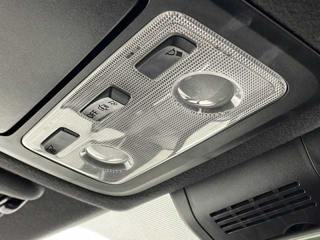 トヨタ エスクァイア Gi 熊本県 2021(令3)年 4.1万km ホワイトパールクリスタルシャイン ・社外ALPINEナビＤＴＶ（Ｘ９ＮＸ）/・CD/DVD/SD/BT/USB/フルセグ/・バックカメラ/・ALPINEフリップダウンモニター/・両側パワースライドア/・合皮シート/・シートヒーター/・ビルトインETC/・ウッドコンビハンドル/・LEDライト/・オートライト/・オートＨビーム/・フォグ/・コーナーセンサー/・トヨタセーフティセンス/・プリクラッシュセーフティシステム/・レーンディパーチャーアラート/・アダプティブハイビームシステム/・ドアバイザー/・スマートキー/・スペアキー×１