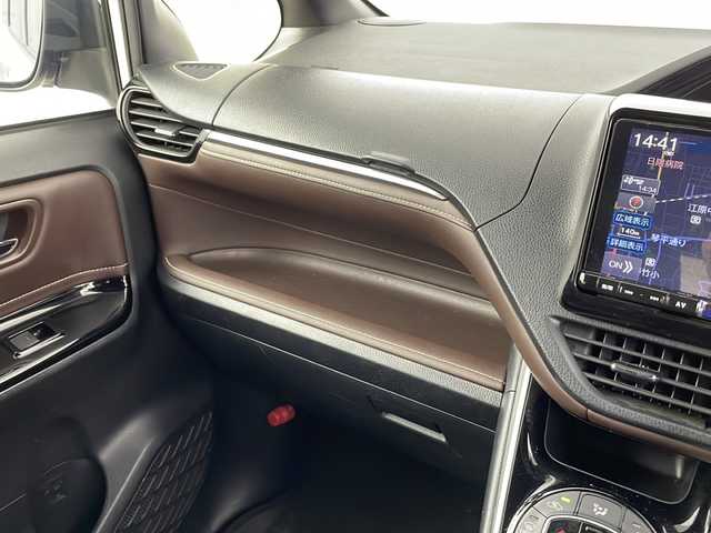 トヨタ エスクァイア Gi 熊本県 2021(令3)年 4.1万km ホワイトパールクリスタルシャイン ・社外ALPINEナビＤＴＶ（Ｘ９ＮＸ）/・CD/DVD/SD/BT/USB/フルセグ/・バックカメラ/・ALPINEフリップダウンモニター/・両側パワースライドア/・合皮シート/・シートヒーター/・ビルトインETC/・ウッドコンビハンドル/・LEDライト/・オートライト/・オートＨビーム/・フォグ/・コーナーセンサー/・トヨタセーフティセンス/・プリクラッシュセーフティシステム/・レーンディパーチャーアラート/・アダプティブハイビームシステム/・ドアバイザー/・スマートキー/・スペアキー×１