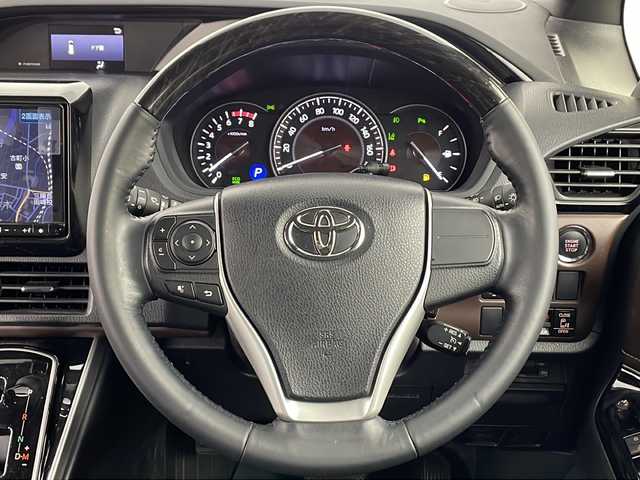 トヨタ エスクァイア Gi 熊本県 2021(令3)年 4.1万km ホワイトパールクリスタルシャイン ・社外ALPINEナビＤＴＶ（Ｘ９ＮＸ）/・CD/DVD/SD/BT/USB/フルセグ/・バックカメラ/・ALPINEフリップダウンモニター/・両側パワースライドア/・合皮シート/・シートヒーター/・ビルトインETC/・ウッドコンビハンドル/・LEDライト/・オートライト/・オートＨビーム/・フォグ/・コーナーセンサー/・トヨタセーフティセンス/・プリクラッシュセーフティシステム/・レーンディパーチャーアラート/・アダプティブハイビームシステム/・ドアバイザー/・スマートキー/・スペアキー×１