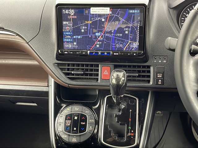 トヨタ エスクァイア Gi 熊本県 2021(令3)年 4.1万km ホワイトパールクリスタルシャイン ・社外ALPINEナビＤＴＶ（Ｘ９ＮＸ）/・CD/DVD/SD/BT/USB/フルセグ/・バックカメラ/・ALPINEフリップダウンモニター/・両側パワースライドア/・合皮シート/・シートヒーター/・ビルトインETC/・ウッドコンビハンドル/・LEDライト/・オートライト/・オートＨビーム/・フォグ/・コーナーセンサー/・トヨタセーフティセンス/・プリクラッシュセーフティシステム/・レーンディパーチャーアラート/・アダプティブハイビームシステム/・ドアバイザー/・スマートキー/・スペアキー×１