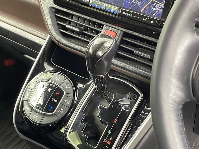 トヨタ エスクァイア Gi 熊本県 2021(令3)年 4.1万km ホワイトパールクリスタルシャイン ・社外ALPINEナビＤＴＶ（Ｘ９ＮＸ）/・CD/DVD/SD/BT/USB/フルセグ/・バックカメラ/・ALPINEフリップダウンモニター/・両側パワースライドア/・合皮シート/・シートヒーター/・ビルトインETC/・ウッドコンビハンドル/・LEDライト/・オートライト/・オートＨビーム/・フォグ/・コーナーセンサー/・トヨタセーフティセンス/・プリクラッシュセーフティシステム/・レーンディパーチャーアラート/・アダプティブハイビームシステム/・ドアバイザー/・スマートキー/・スペアキー×１