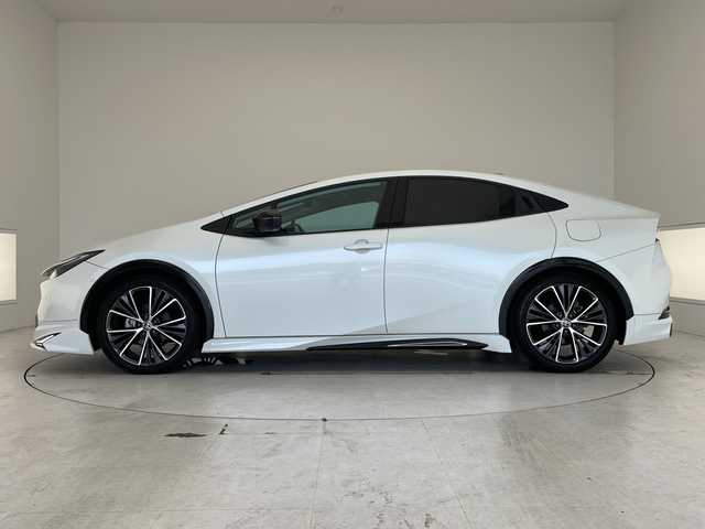 トヨタ プリウス Z 愛知県 2023(令5)年 2.2万km プラチナホワイトパールマイカ モデリスタエアロパーツ/純正１２．４型ディスプレイオーディオ（ナビあり）/全方位カメラ/ガラスルーフ/レーダークルーズコントロール/シートヒーター/エアシート/バックカメラ/電動リアゲート/パワーシート/コーナーセンサー/純正アルミホイール/ETC２．０/ブラインドスポットモニター/LEDヘッドライト/ステアリングヒーター/インテリジェントミラー/オートマチックハイビーム/ワイヤレス充電器/ドライブレコーダー/衝突軽減システム/フルセグ/Bluetooth