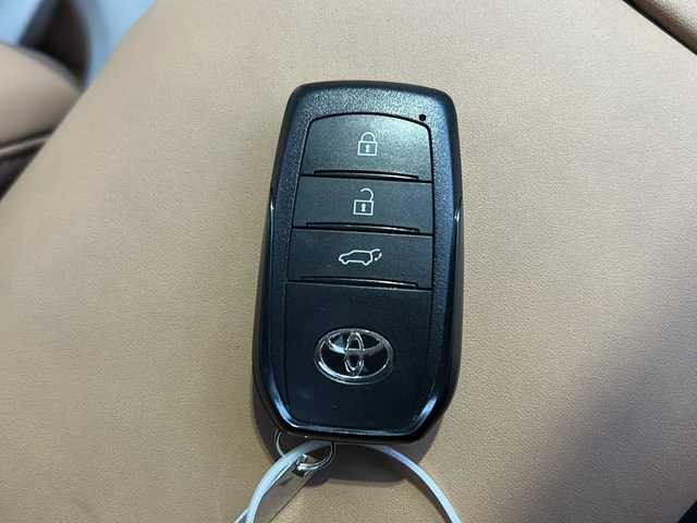 トヨタ クラウン スポーツ Z 広島県 2024(令6)年 1万km ブラック 禁煙車/パノラマルーフ/トヨタセーフティセンス/・プリクラッシュセーフティ/・緊急時操舵支援/FCTA/LCA/・LTA/LDA/・AHS/・RSA/・ドライバー異常時対応システム/・PDA/・TMN/BSM/SEA/HUD/パーキングサポートブレーキ/ドライブレコーダー（前後）/トヨタチームメイト/パーキングサポートブレーキ/12.3ディスプレイオーディオPlus/・フルセグ/USB/Bluetooth/スマホ連携/トヨタプレミアムサウンドシステム/パノラミックビューモニター/LEDヘッドライト/ヘッドランプクリーナー/デジタルインナーミラー/カメラ洗浄機能（バックカメラ）/革巻きステアリング/ステアリングヒーター/タッチセンサー/電動パーキング/ブレーキホールド/ハンズフリーパワーバックドア/本革シート/前席シートヒーター/ベンチレーション/パワーシート/D席シートメモリー/ETC2.0/ワイヤレス充電/AC100V1500W電源/スマートキー/プッシュスタート/スペアキー/純正フロアマット/純正21インチアルミホイール