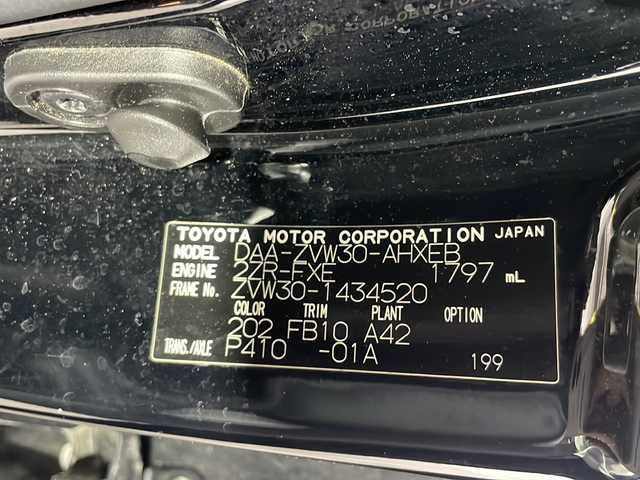 トヨタ プリウス S 沖縄県 2011(平23)年 12.1万km ブラック 禁煙車/社外ナビ/・ＣＤ／ＤＶＤ／Ｂｌｕｅｔｏｏｔｈ／フルセグＴＶ/バックカメラ/ビルトインＥＴＣ/ステアリングスイッチ/電動格納ミラー/ウィンカーミラー/フォグライト/スペアキー１本/横滑り防止装置機能/ABS/保証書