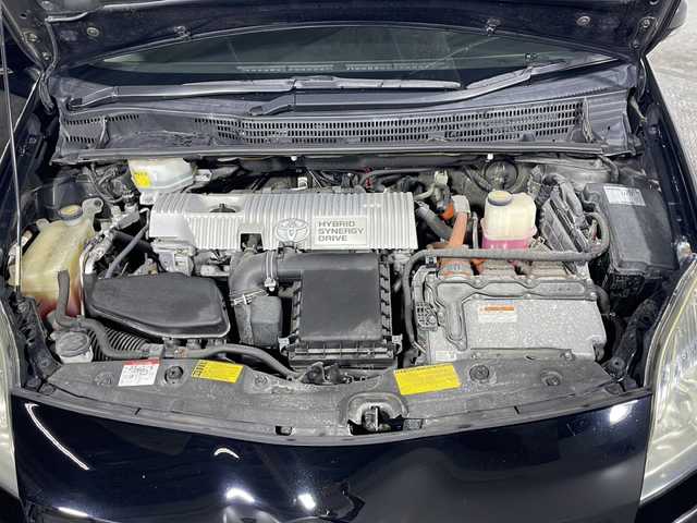 トヨタ プリウス S 沖縄県 2011(平23)年 12.1万km ブラック 禁煙車/社外ナビ/・ＣＤ／ＤＶＤ／Ｂｌｕｅｔｏｏｔｈ／フルセグＴＶ/バックカメラ/ビルトインＥＴＣ/ステアリングスイッチ/電動格納ミラー/ウィンカーミラー/フォグライト/スペアキー１本/横滑り防止装置機能/ABS/保証書