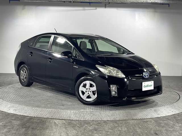 トヨタ プリウス S 沖縄県 2011(平23)年 12.1万km ブラック 禁煙車/社外ナビ/・ＣＤ／ＤＶＤ／Ｂｌｕｅｔｏｏｔｈ／フルセグＴＶ/バックカメラ/ビルトインＥＴＣ/ステアリングスイッチ/電動格納ミラー/ウィンカーミラー/フォグライト/スペアキー１本/横滑り防止装置機能/ABS/保証書