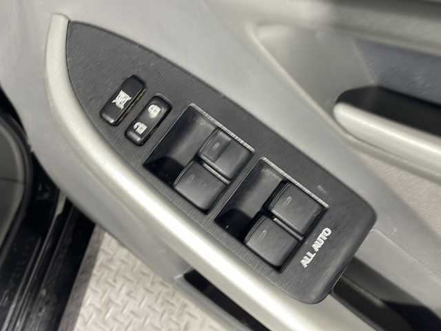 トヨタ プリウス S 沖縄県 2011(平23)年 12.1万km ブラック 禁煙車/社外ナビ/・ＣＤ／ＤＶＤ／Ｂｌｕｅｔｏｏｔｈ／フルセグＴＶ/バックカメラ/ビルトインＥＴＣ/ステアリングスイッチ/電動格納ミラー/ウィンカーミラー/フォグライト/スペアキー１本/横滑り防止装置機能/ABS/保証書