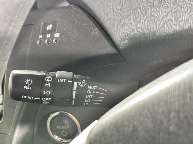 トヨタ プリウス S 沖縄県 2011(平23)年 12.1万km ブラック 禁煙車/社外ナビ/・ＣＤ／ＤＶＤ／Ｂｌｕｅｔｏｏｔｈ／フルセグＴＶ/バックカメラ/ビルトインＥＴＣ/ステアリングスイッチ/電動格納ミラー/ウィンカーミラー/フォグライト/スペアキー１本/横滑り防止装置機能/ABS/保証書