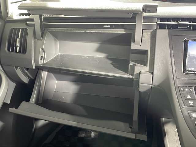 トヨタ プリウス S 沖縄県 2011(平23)年 12.1万km ブラック 禁煙車/社外ナビ/・ＣＤ／ＤＶＤ／Ｂｌｕｅｔｏｏｔｈ／フルセグＴＶ/バックカメラ/ビルトインＥＴＣ/ステアリングスイッチ/電動格納ミラー/ウィンカーミラー/フォグライト/スペアキー１本/横滑り防止装置機能/ABS/保証書