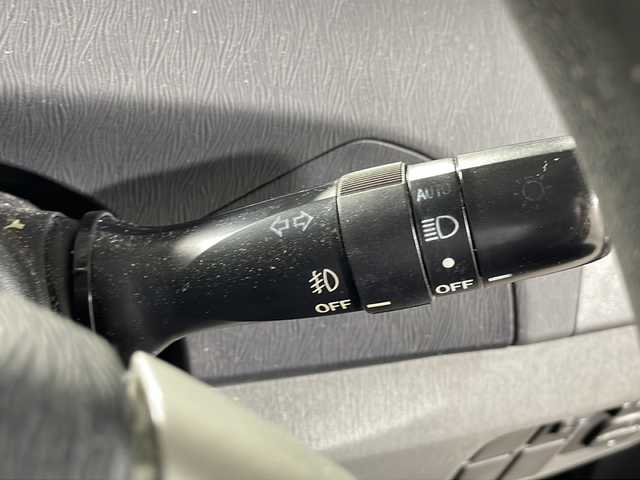 トヨタ プリウス S 沖縄県 2011(平23)年 12.1万km ブラック 禁煙車/社外ナビ/・ＣＤ／ＤＶＤ／Ｂｌｕｅｔｏｏｔｈ／フルセグＴＶ/バックカメラ/ビルトインＥＴＣ/ステアリングスイッチ/電動格納ミラー/ウィンカーミラー/フォグライト/スペアキー１本/横滑り防止装置機能/ABS/保証書