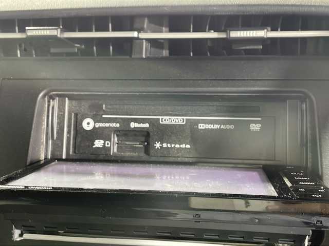 トヨタ プリウス S 沖縄県 2011(平23)年 12.1万km ブラック 禁煙車/社外ナビ/・ＣＤ／ＤＶＤ／Ｂｌｕｅｔｏｏｔｈ／フルセグＴＶ/バックカメラ/ビルトインＥＴＣ/ステアリングスイッチ/電動格納ミラー/ウィンカーミラー/フォグライト/スペアキー１本/横滑り防止装置機能/ABS/保証書