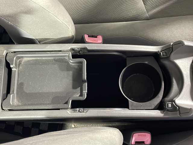 トヨタ プリウス S 沖縄県 2011(平23)年 12.1万km ブラック 禁煙車/社外ナビ/・ＣＤ／ＤＶＤ／Ｂｌｕｅｔｏｏｔｈ／フルセグＴＶ/バックカメラ/ビルトインＥＴＣ/ステアリングスイッチ/電動格納ミラー/ウィンカーミラー/フォグライト/スペアキー１本/横滑り防止装置機能/ABS/保証書