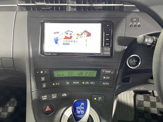 トヨタ プリウス S 沖縄県 2011(平23)年 12.1万km ブラック 禁煙車/社外ナビ/・ＣＤ／ＤＶＤ／Ｂｌｕｅｔｏｏｔｈ／フルセグＴＶ/バックカメラ/ビルトインＥＴＣ/ステアリングスイッチ/電動格納ミラー/ウィンカーミラー/フォグライト/スペアキー１本/横滑り防止装置機能/ABS/保証書