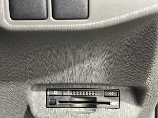 トヨタ プリウス S 沖縄県 2011(平23)年 12.1万km ブラック 禁煙車/社外ナビ/・ＣＤ／ＤＶＤ／Ｂｌｕｅｔｏｏｔｈ／フルセグＴＶ/バックカメラ/ビルトインＥＴＣ/ステアリングスイッチ/電動格納ミラー/ウィンカーミラー/フォグライト/スペアキー１本/横滑り防止装置機能/ABS/保証書