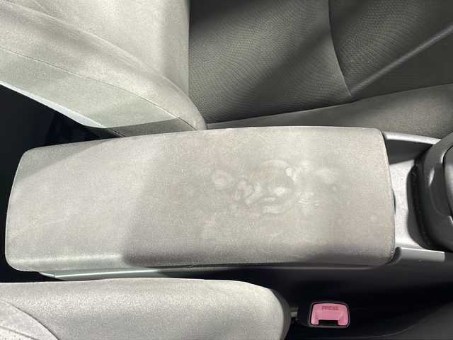 トヨタ プリウス S 沖縄県 2011(平23)年 12.1万km ブラック 禁煙車/社外ナビ/・ＣＤ／ＤＶＤ／Ｂｌｕｅｔｏｏｔｈ／フルセグＴＶ/バックカメラ/ビルトインＥＴＣ/ステアリングスイッチ/電動格納ミラー/ウィンカーミラー/フォグライト/スペアキー１本/横滑り防止装置機能/ABS/保証書