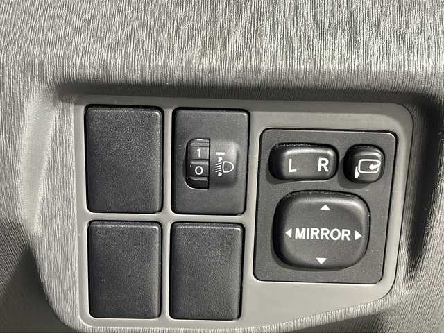 トヨタ プリウス S 沖縄県 2011(平23)年 12.1万km ブラック 禁煙車/社外ナビ/・ＣＤ／ＤＶＤ／Ｂｌｕｅｔｏｏｔｈ／フルセグＴＶ/バックカメラ/ビルトインＥＴＣ/ステアリングスイッチ/電動格納ミラー/ウィンカーミラー/フォグライト/スペアキー１本/横滑り防止装置機能/ABS/保証書