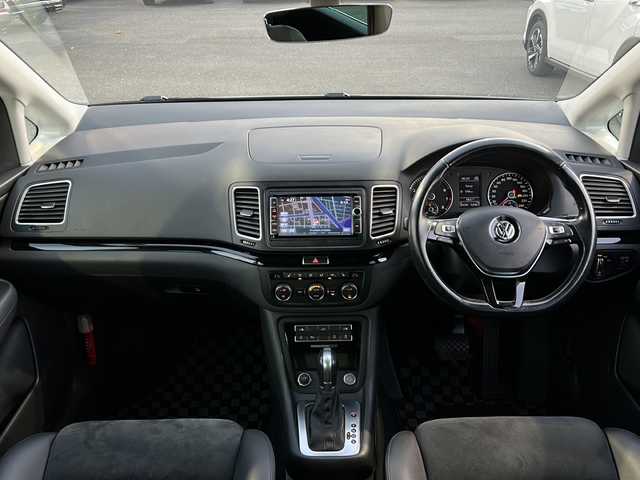 フォルクスワーゲン シャラン TSIハイライン 茨城県 2017(平29)年 7.9万km ピュアホワイト 純正メモリナビ/(地デジTV・CD・DVD・BT・ラジオ再生)/両側パワースライドドア/追従式クルーズコントロール/レーンアシスト/衝突軽減ブレーキ/コーナーセンサー/ブラインドスポットモニター/ハーフレザーシート/バックカメラ/ETC/オートライト/LEDヘッドライト/純正17inアルミホイール/純正フロアマット/スマートキー/取扱説明書/保証書