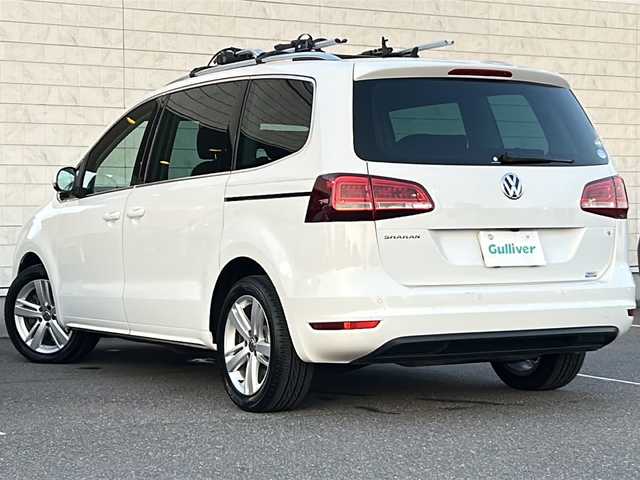 フォルクスワーゲン シャラン TSIハイライン 茨城県 2017(平29)年 7.9万km ピュアホワイト 純正メモリナビ/(地デジTV・CD・DVD・BT・ラジオ再生)/両側パワースライドドア/追従式クルーズコントロール/レーンアシスト/衝突軽減ブレーキ/コーナーセンサー/ブラインドスポットモニター/ハーフレザーシート/バックカメラ/ETC/オートライト/LEDヘッドライト/純正17inアルミホイール/純正フロアマット/スマートキー/取扱説明書/保証書