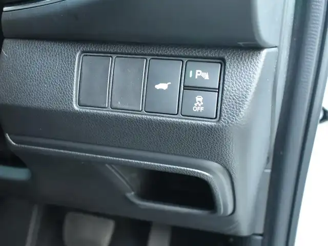 ホンダ ヴェゼル ハイブリッド e:HEV Z 神奈川県 2025(令7)年 0.3万km プラチナホワイトパール ワンオーナー/HONDAコネクトディスプレイ/：9インチワイドディスプレイ/：ビルトインETC2.0/：ワイヤレス充電器/：全方位モニター/：フルセグTV/：Bluetoothオーディオ/：TVキャンセラー/：ナビキャンセラー/HONDAセンシング/：安全運転支援パッケージ/フルLEDヘッドランプ/：オートレベリング機構/：LEDアクティブコーナリングライト/：シーケンシャルターンランプ/純正18インチアルミホイール/左右独立温度調整オートエアコン/ハンズフリーパワーバックドア/トノカバー/純正フロアマット/：ドアバイザー/シートヒーター（前席）/ーーーーーーーーーーーーーーーーーーーーーーーー/保証書/取扱説明書/スペアスマートキー×1本