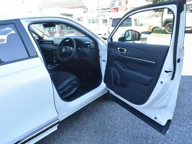 ホンダ ヴェゼル ハイブリッド e:HEV Z 神奈川県 2025(令7)年 0.3万km プラチナホワイトパール ワンオーナー/HONDAコネクトディスプレイ/：9インチワイドディスプレイ/：ビルトインETC2.0/：ワイヤレス充電器/：全方位モニター/：フルセグTV/：Bluetoothオーディオ/：TVキャンセラー/：ナビキャンセラー/HONDAセンシング/：安全運転支援パッケージ/フルLEDヘッドランプ/：オートレベリング機構/：LEDアクティブコーナリングライト/：シーケンシャルターンランプ/純正18インチアルミホイール/左右独立温度調整オートエアコン/ハンズフリーパワーバックドア/トノカバー/純正フロアマット/：ドアバイザー/シートヒーター（前席）/ーーーーーーーーーーーーーーーーーーーーーーーー/保証書/取扱説明書/スペアスマートキー×1本