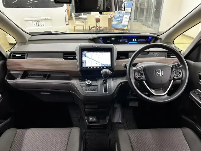 ホンダ フリード G 道央・札幌 2022(令4)年 2.5万km プラチナホワイトパール ・ワンオーナー/・4WD/・純正9インチナビ/・フルセグTV/DVD/CD/SD/BT/・バックカメラ/・純正リヤフリップダウンモニター/・ドライブレコーダー/・両側パワースライドドア/・CMBS/・アダプティブクルーズコントロール/・先行車発進お知らせ/・路外逸脱抑制システム/・レーンキープアシスト/・標識認識機能/・横滑り防止/・ワイパーデアイサー/・ETC/・LEDヘッドライト/・前席シートヒーター/・アイドリングストップ/・プッシュスタート/・スマートキー/・ドアバイザー/・電格ミラー/・ミラーヒーター