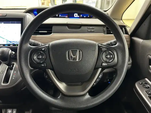 ホンダ フリード G 道央・札幌 2022(令4)年 2.5万km プラチナホワイトパール ・ワンオーナー/・4WD/・純正9インチナビ/・フルセグTV/DVD/CD/SD/BT/・バックカメラ/・純正リヤフリップダウンモニター/・ドライブレコーダー/・両側パワースライドドア/・CMBS/・アダプティブクルーズコントロール/・先行車発進お知らせ/・路外逸脱抑制システム/・レーンキープアシスト/・標識認識機能/・横滑り防止/・ワイパーデアイサー/・ETC/・LEDヘッドライト/・前席シートヒーター/・アイドリングストップ/・プッシュスタート/・スマートキー/・ドアバイザー/・電格ミラー/・ミラーヒーター