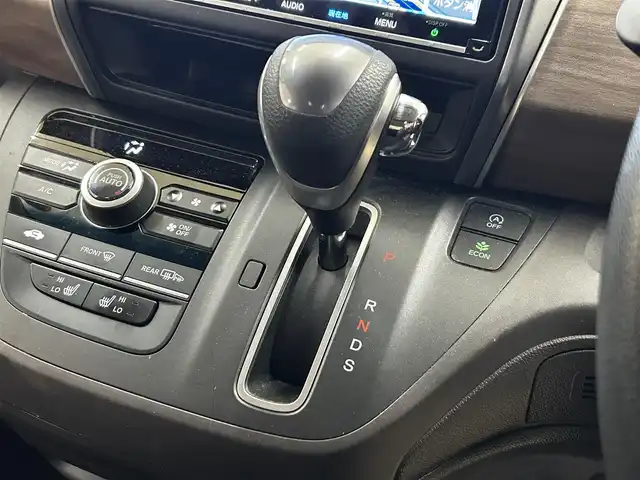 ホンダ フリード G 道央・札幌 2022(令4)年 2.5万km プラチナホワイトパール ・ワンオーナー/・4WD/・純正9インチナビ/・フルセグTV/DVD/CD/SD/BT/・バックカメラ/・純正リヤフリップダウンモニター/・ドライブレコーダー/・両側パワースライドドア/・CMBS/・アダプティブクルーズコントロール/・先行車発進お知らせ/・路外逸脱抑制システム/・レーンキープアシスト/・標識認識機能/・横滑り防止/・ワイパーデアイサー/・ETC/・LEDヘッドライト/・前席シートヒーター/・アイドリングストップ/・プッシュスタート/・スマートキー/・ドアバイザー/・電格ミラー/・ミラーヒーター