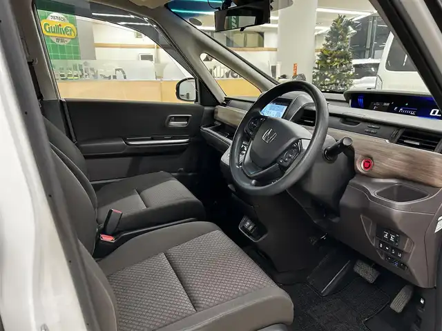 ホンダ フリード G 道央・札幌 2022(令4)年 2.5万km プラチナホワイトパール ・ワンオーナー/・4WD/・純正9インチナビ/・フルセグTV/DVD/CD/SD/BT/・バックカメラ/・純正リヤフリップダウンモニター/・ドライブレコーダー/・両側パワースライドドア/・CMBS/・アダプティブクルーズコントロール/・先行車発進お知らせ/・路外逸脱抑制システム/・レーンキープアシスト/・標識認識機能/・横滑り防止/・ワイパーデアイサー/・ETC/・LEDヘッドライト/・前席シートヒーター/・アイドリングストップ/・プッシュスタート/・スマートキー/・ドアバイザー/・電格ミラー/・ミラーヒーター