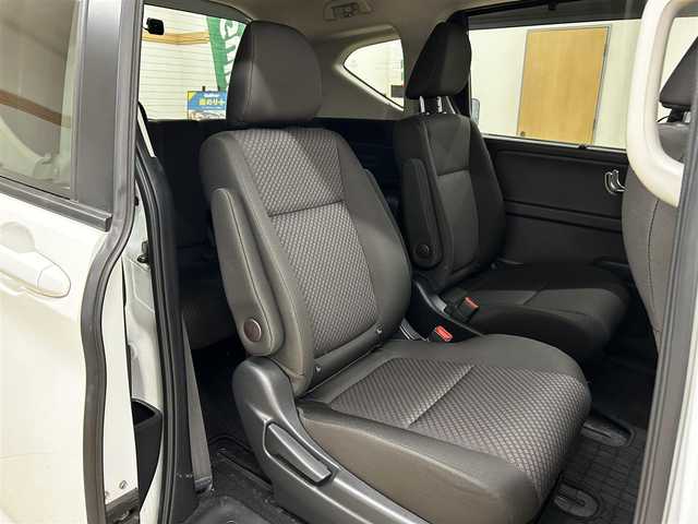 ホンダ フリード G 道央・札幌 2022(令4)年 2.5万km プラチナホワイトパール ・ワンオーナー/・4WD/・純正9インチナビ/・フルセグTV/DVD/CD/SD/BT/・バックカメラ/・純正リヤフリップダウンモニター/・ドライブレコーダー/・両側パワースライドドア/・CMBS/・アダプティブクルーズコントロール/・先行車発進お知らせ/・路外逸脱抑制システム/・レーンキープアシスト/・標識認識機能/・横滑り防止/・ワイパーデアイサー/・ETC/・LEDヘッドライト/・前席シートヒーター/・アイドリングストップ/・プッシュスタート/・スマートキー/・ドアバイザー/・電格ミラー/・ミラーヒーター